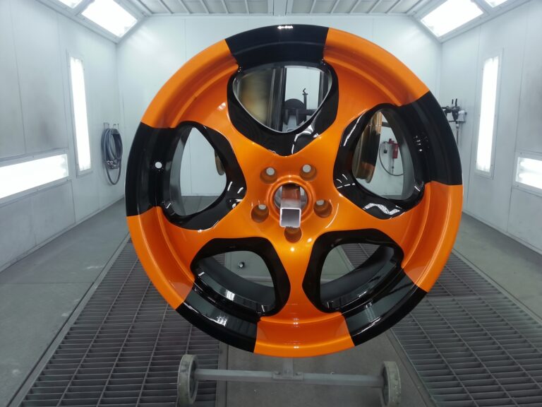Lakkert aluminiumsfelg i oransje og sort i lakkboks
